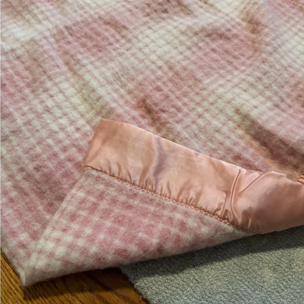 70x81 Vintage St Marys Woolen Satin Trim Blanket Pink Cream Ombre Checker Print